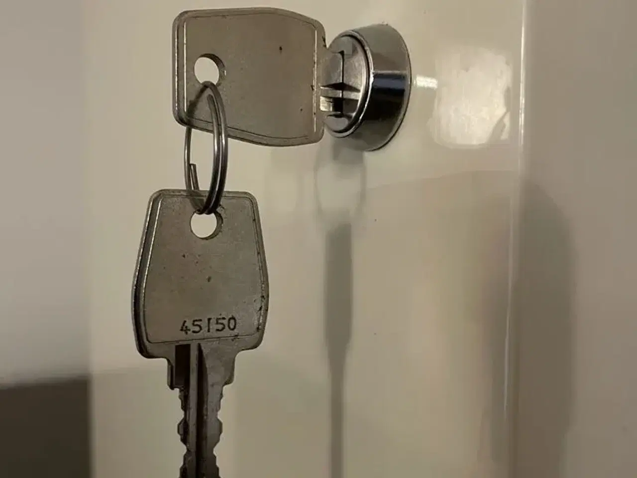 Billede 4 - IKEA medicinskab i metal med lås m. to nøgler