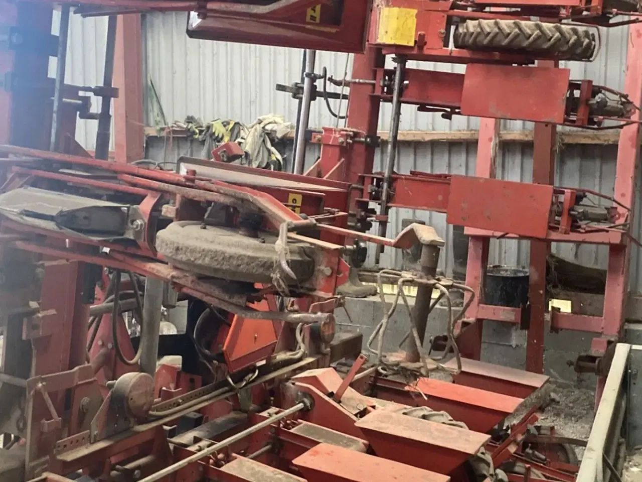 Billede 2 - Becker 12 rækket såmaskine med udstyr til flydende gødning. Fronttank medfølger til prisen.