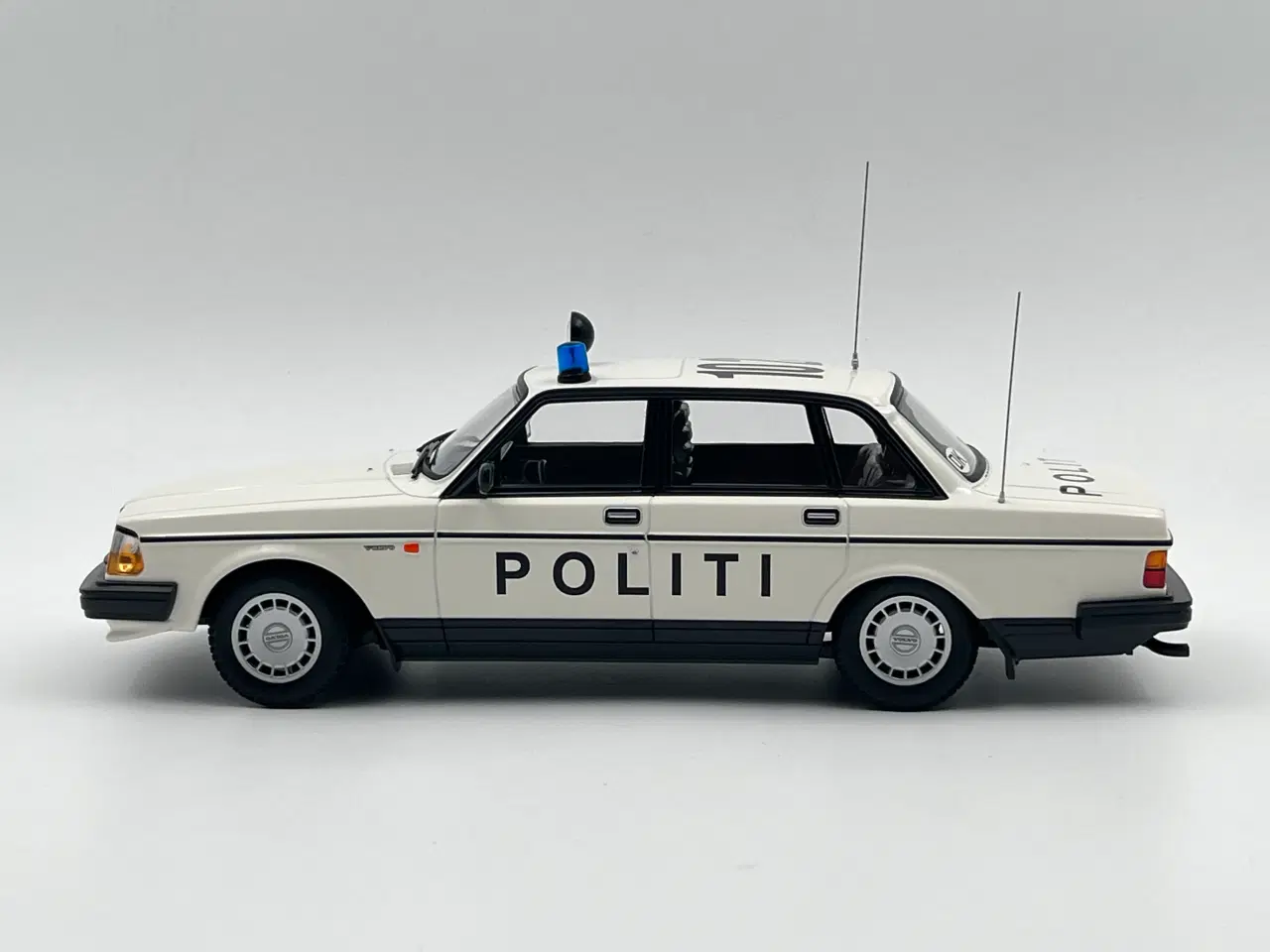 Billede 3 - 1986 Volvo 240 GL Dansk Politibil - 1:18