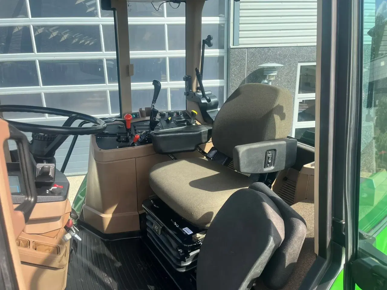 Billede 6 - John Deere 7710 8.1L motor, store hjul og frontlift. En ejeres velholdt gård traktor.