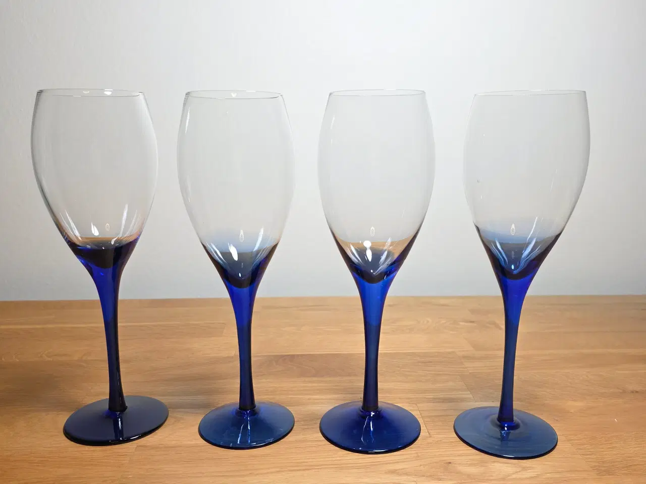 Billede 1 - 4 stk rødvinsglas med blå stilk