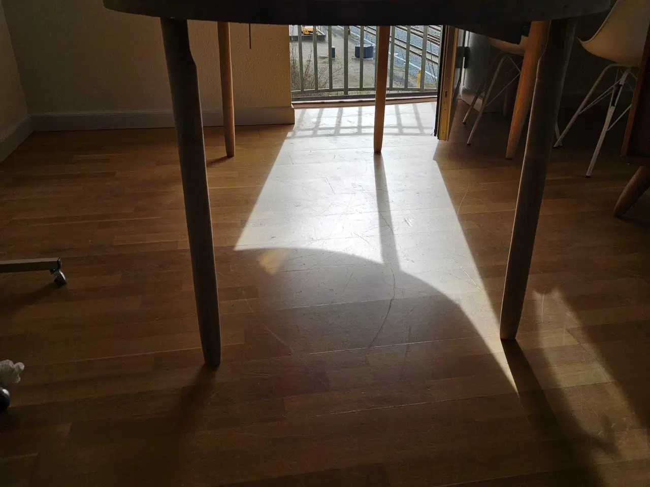 Billede 4 - Lyst massivt spisebord I egetræ 