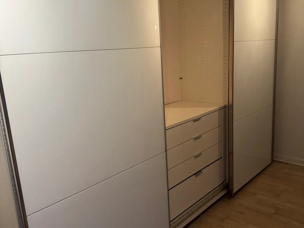 Billede 2 - GRATIS stort og flot klædeskab