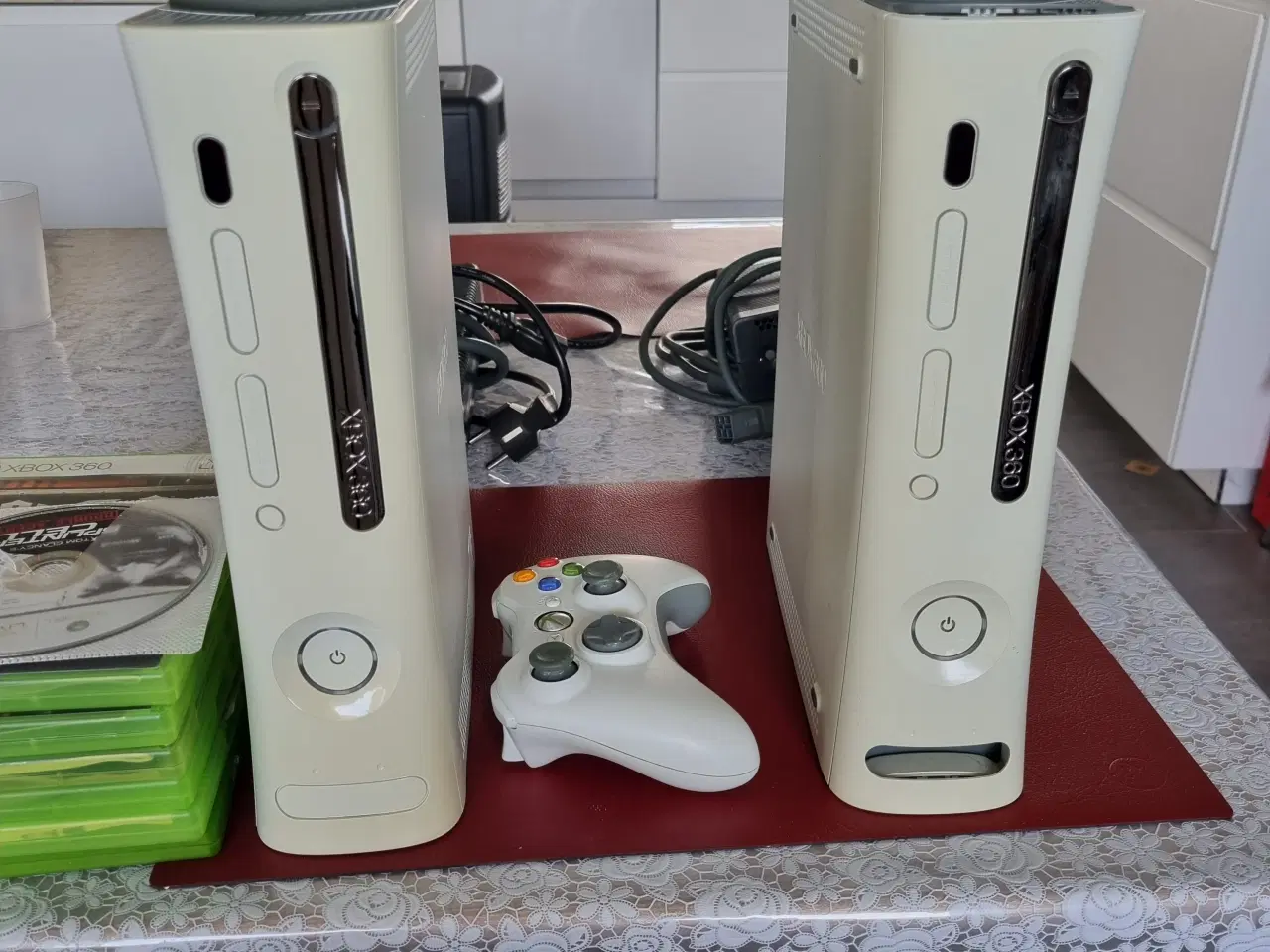 Billede 1 - XBOX 360. TO STK DET ER DET HELE TIL + 5 SPIL