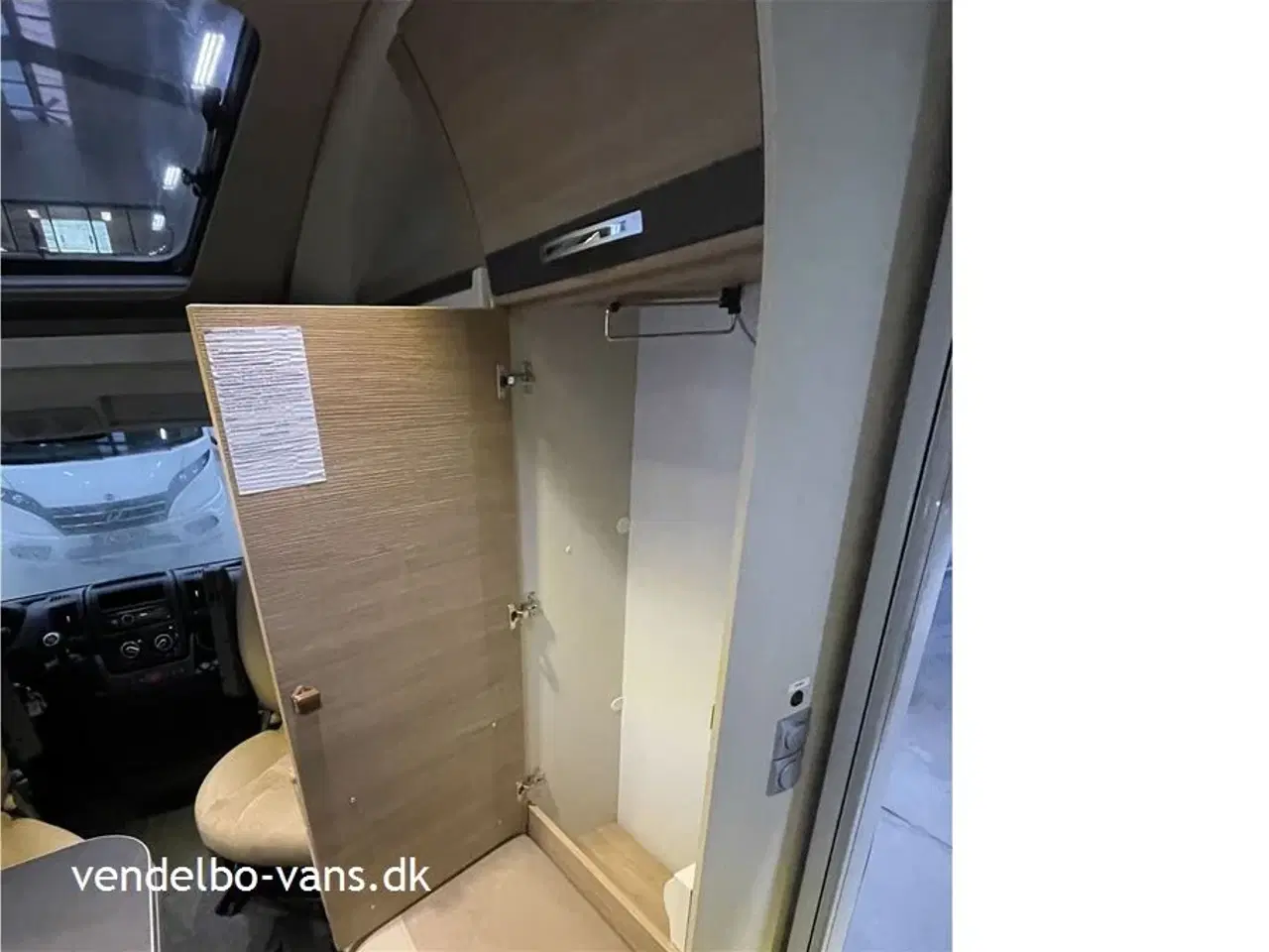 Billede 16 - 2018 - Adria Compact SLS   Smal camper på under 6 m længde - tryk på knappen og den vokser!