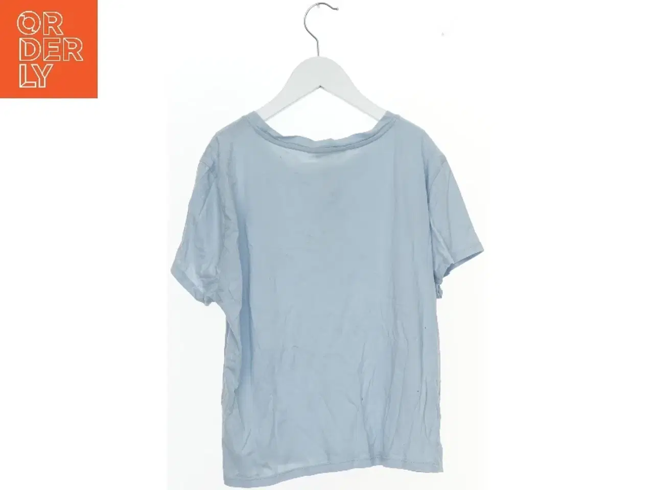 Billede 2 - Lyseblå T-shirt med kvindetegn symbol fra Monki (str. M)