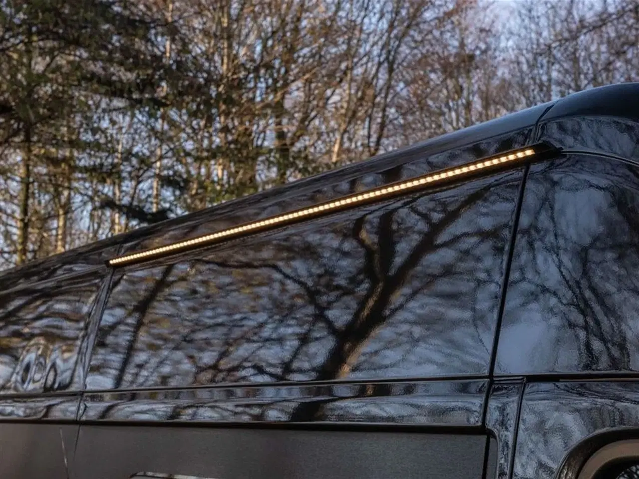 Billede 51 - 2026 - Tourne 6.4 Cruise aut. gear - Black Den originale Tourne med langsgående senge