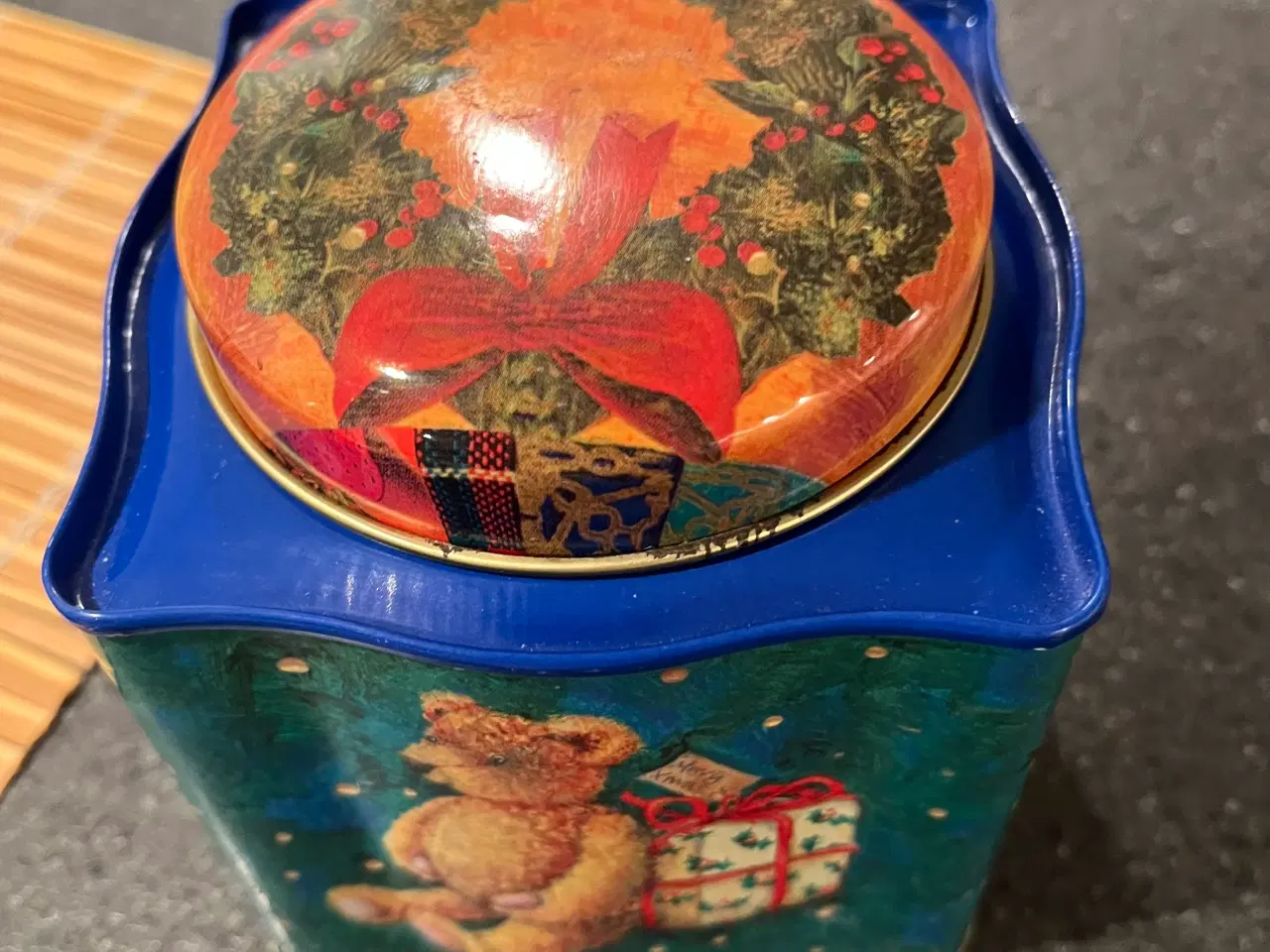 Billede 1 - Samleobjekt-juledåse i metal med bamsemotiv 