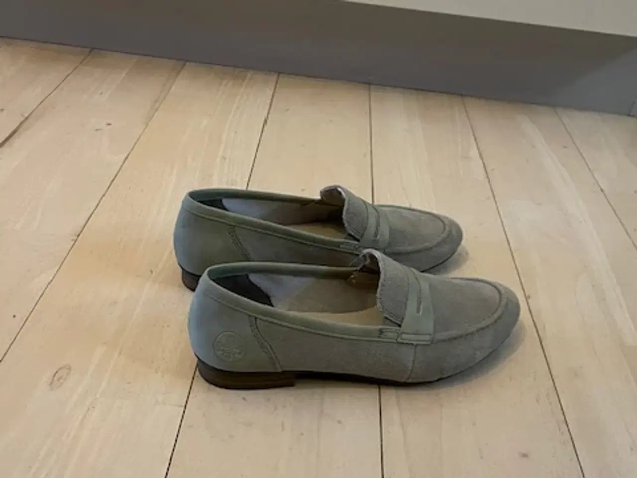 Billede 2 - Loafers fra Rieker i støvet grøn ruskind