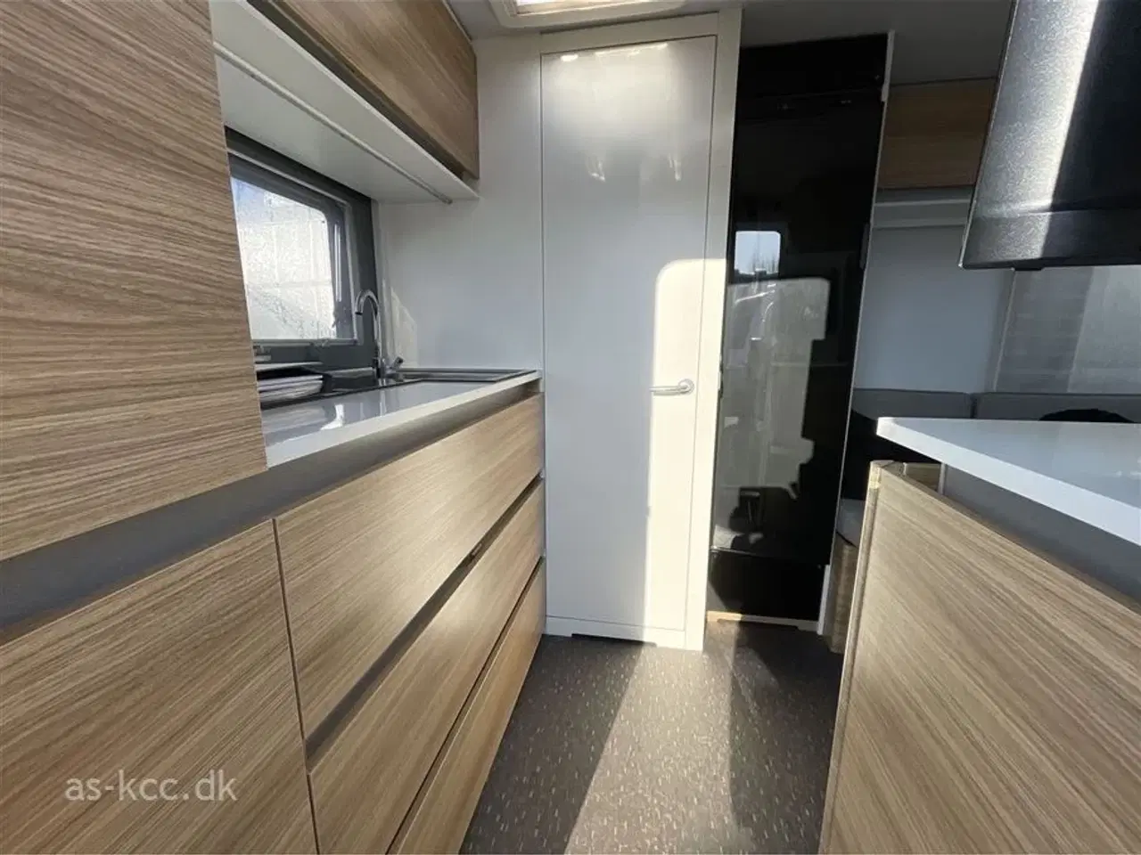 Billede 3 - 2019 - Adria Altea 362 LH 4 Four   Adria Altea LH 4 Four årg. 2019 3 sovepladser, 6 siddepladser Mover, Cykelstativ, Solsejl med sider, Isabella Capri 2,5 m fortelt.SÆLGES FOR KUNDE