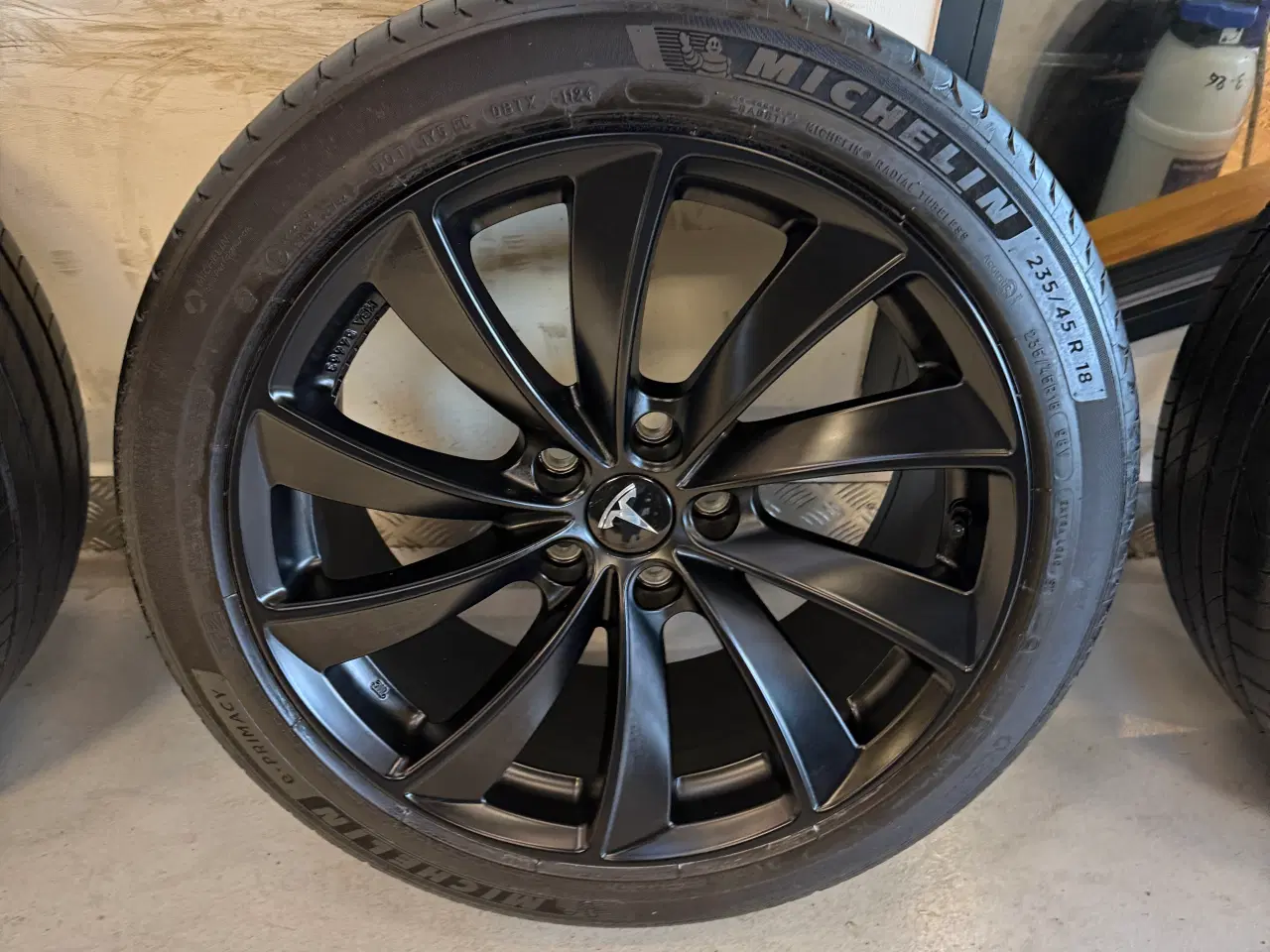 Billede 3 - Nye 18” Tesla 3 fælge med Michelin e primacy 