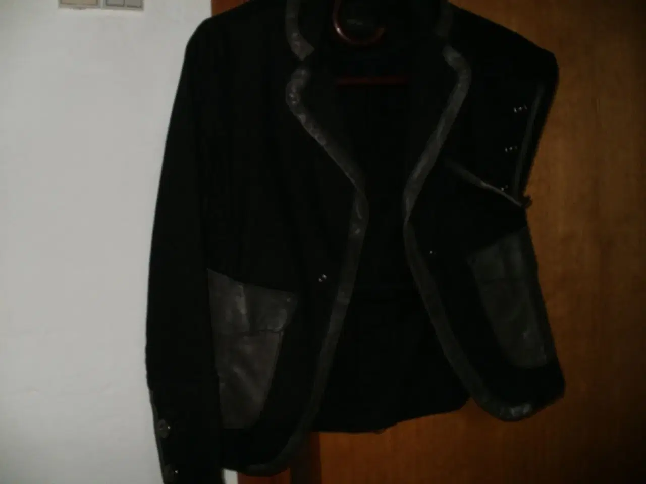 Billede 2 - Minus jakke sort med skindbesætning