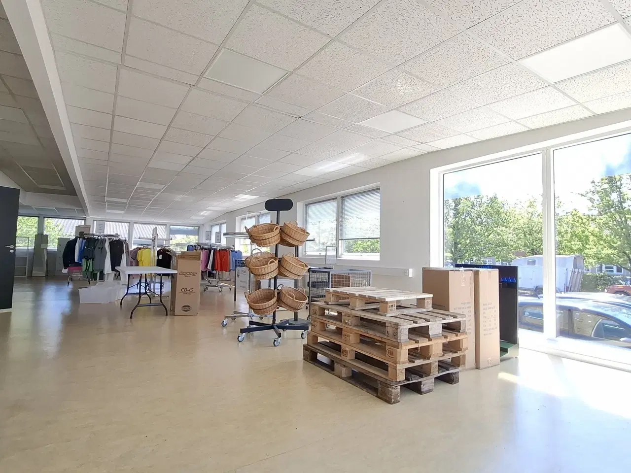 Billede 3 - Centralt beliggende butik. klinik, lager, let produktion. Lejemålet har Læsserampe og port!  Adgang med paller.