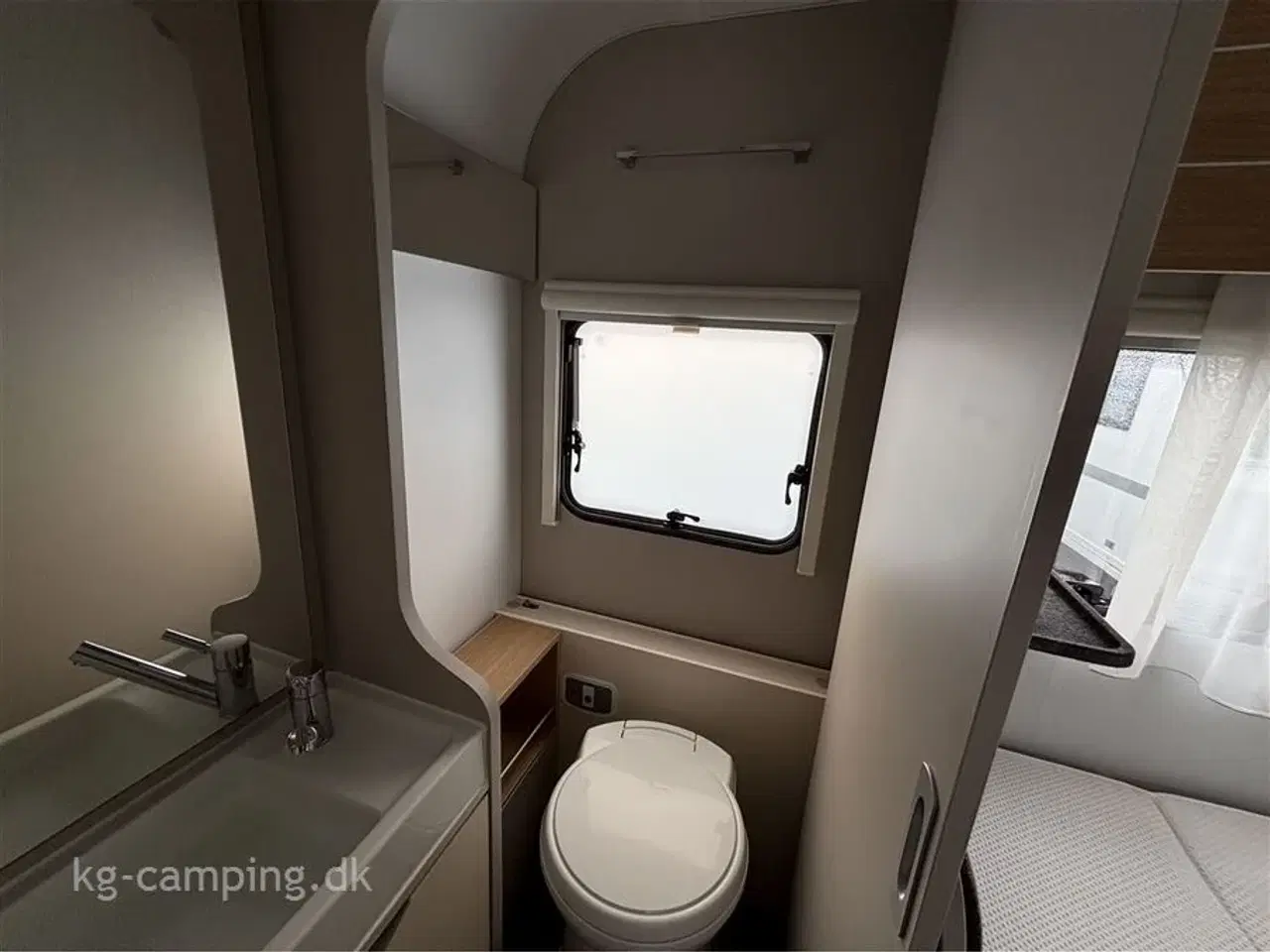 Billede 12 - 2021 - Adria Adora 572 UT Alde   Vognen fremtræder hysterisk velholdt og med lækkert udstyr.