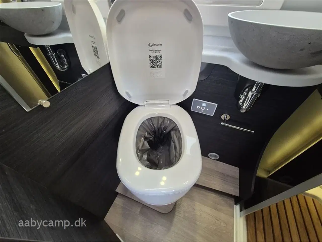 Billede 17 - 2022 - Benimar Mileo 261 NK   Automatgear. NK. pakke. varme på spildevands tanken. plisse i førehuset. solceller. lithium batterier. maxfann. clesana toilet. kompressor køleskab.