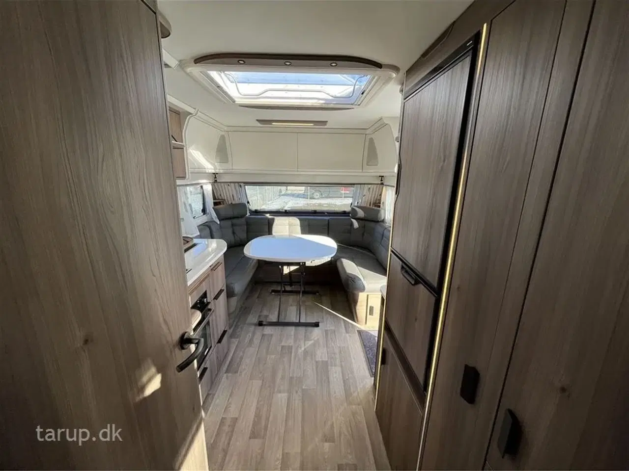 Billede 18 - 2026 - Kabe Ametist 560 GLE KS B8   fritstående dobbeltseng, rundsiddegruppe i mørkegråt  skind, ALDE centralvarme, vandbåren gulvvarme, ATC, stort kompressor køleskab