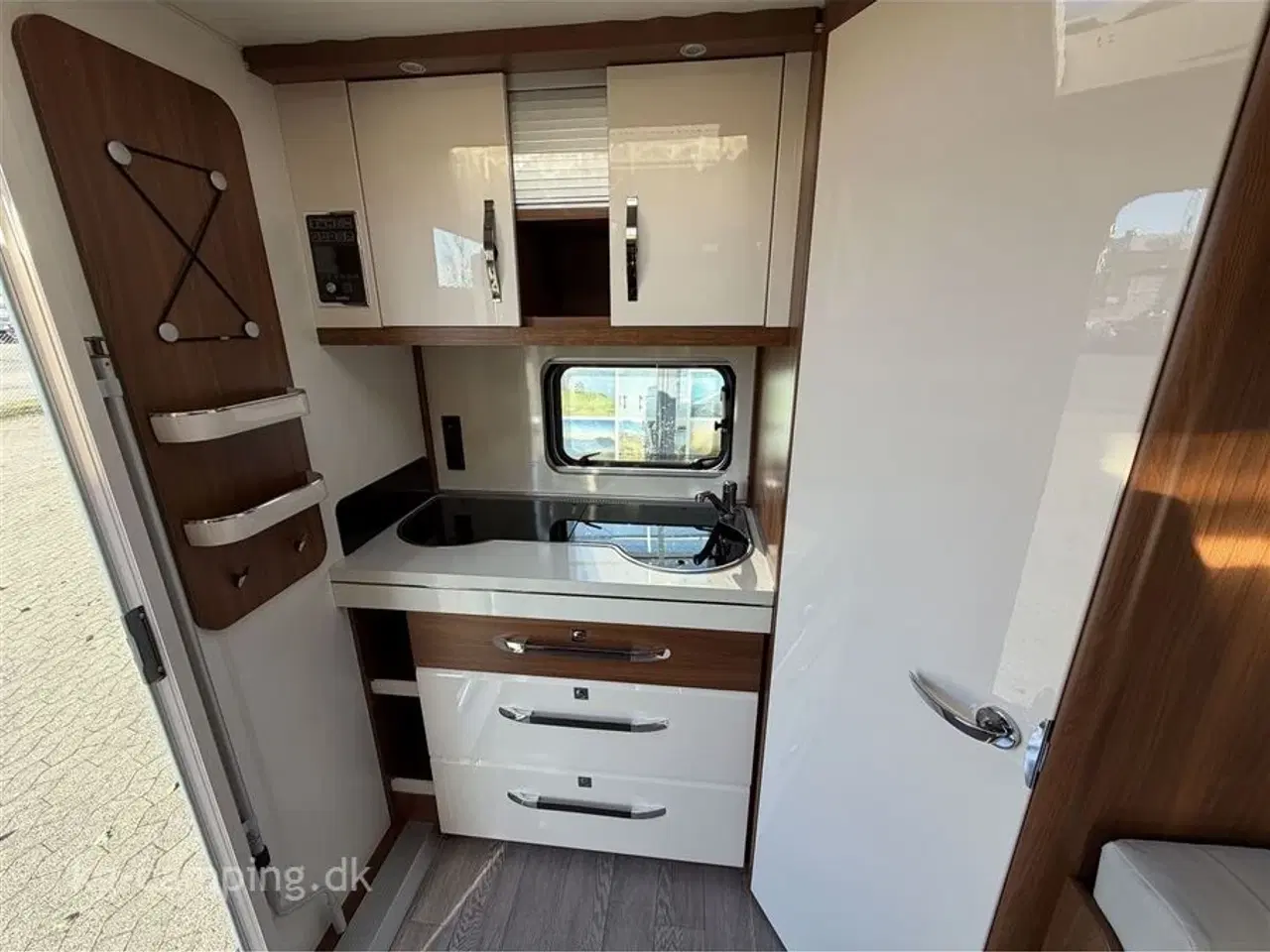 Billede 6 - 2018 - Hobby Excellent 460 SFf   Let rejsevogn med fritstående dobbeltseng. Incl i prisen er mover, fast markise og fortelt.