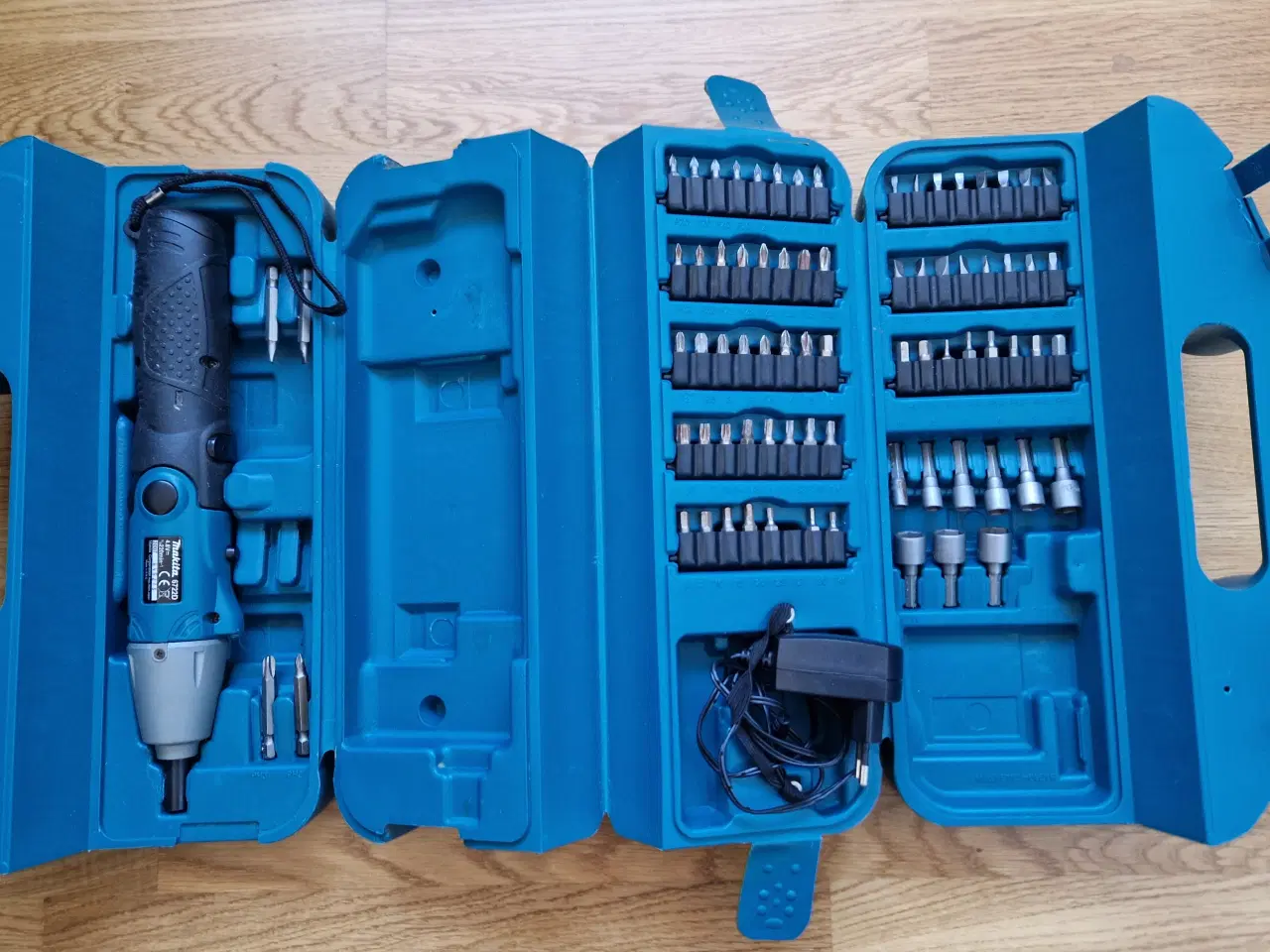 Billede 5 - MAKITA skruetrækker 6722D med batteri og tilbehør