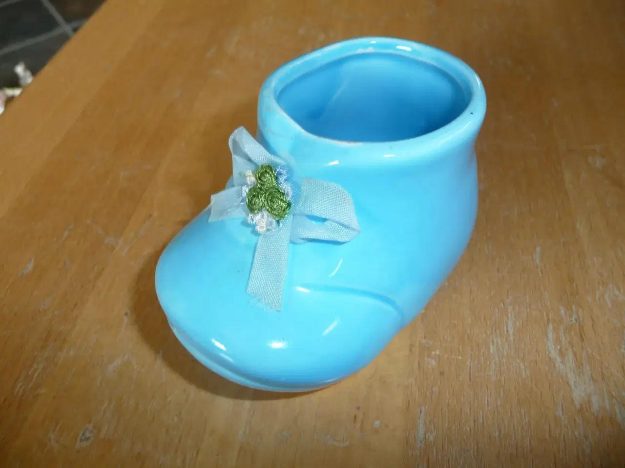 Billede 2 - en lyseblå sko i porcelæn