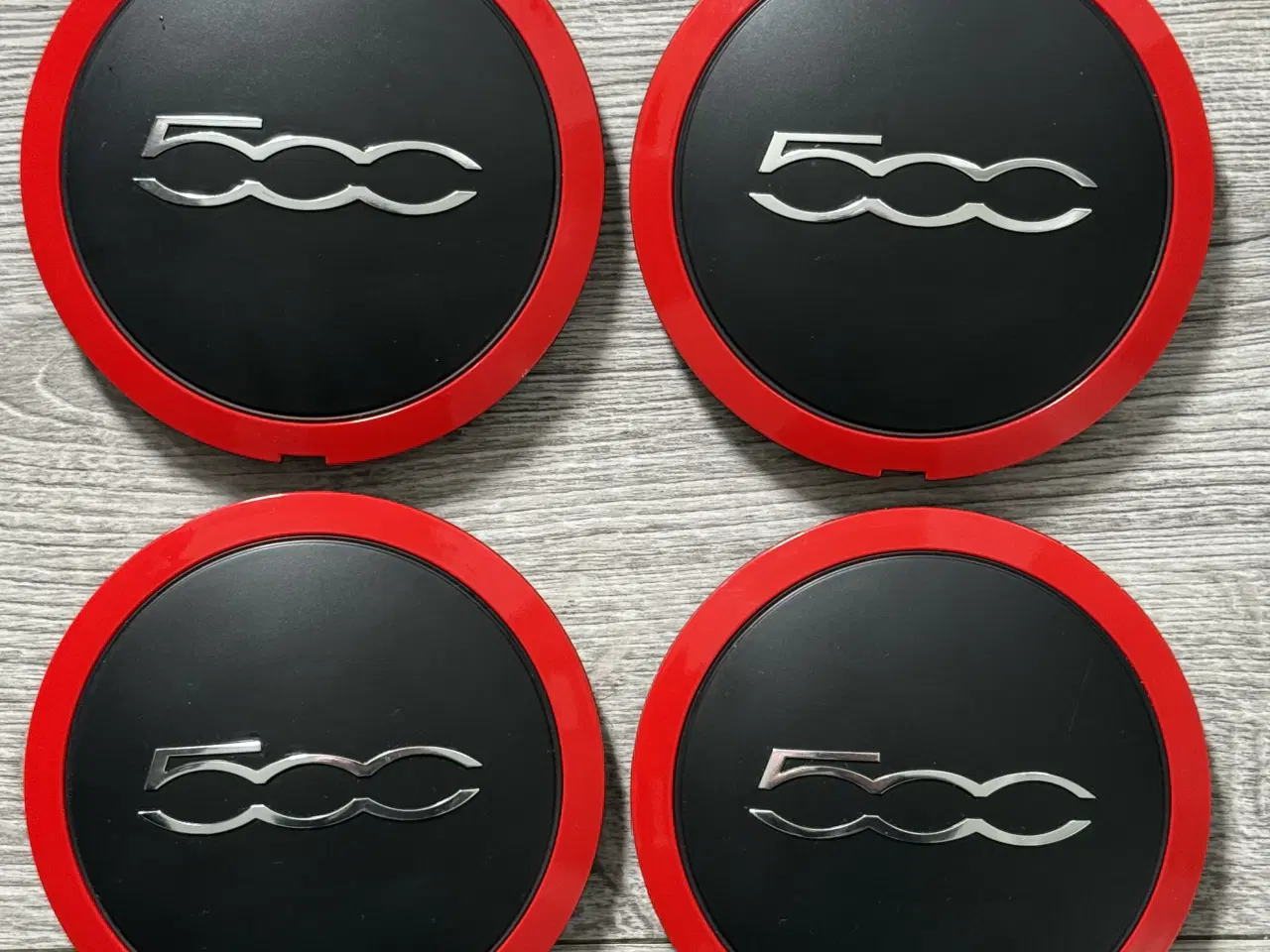 Billede 1 - Fiat 500 Centerkapsler i sort m. rød kant & krom 5