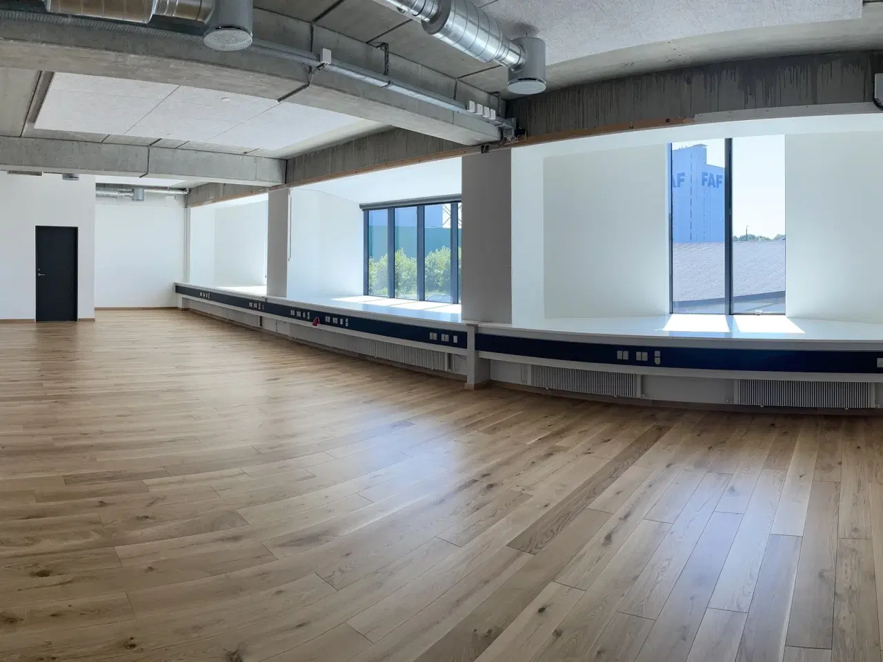 Billede 1 - Nyrenoveret kontor med havneudsigt