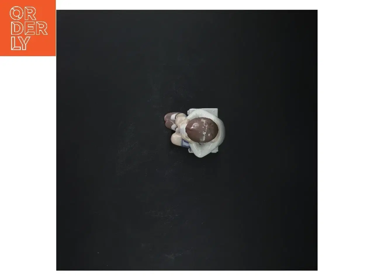 Billede 4 - Porcelænsfigur af dreng med kop fra Bing Og Grøndal (str. 14 cm)