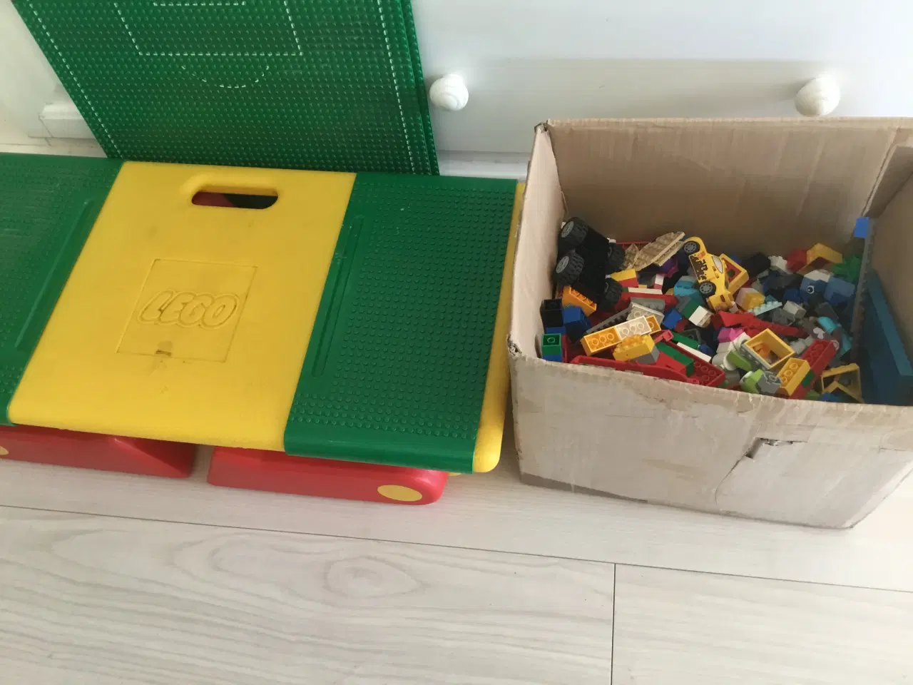 Billede 4 - Lego: bord og 3 kilo blandet klodser mm.