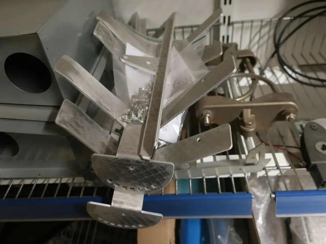 Billede 14 - 2 fag salgsreoler inkl. indhold (se billeder)