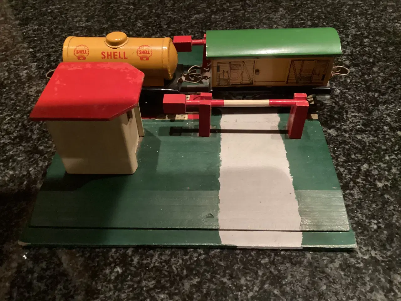 Billede 1 - Togvogne og Ledvogterhus.