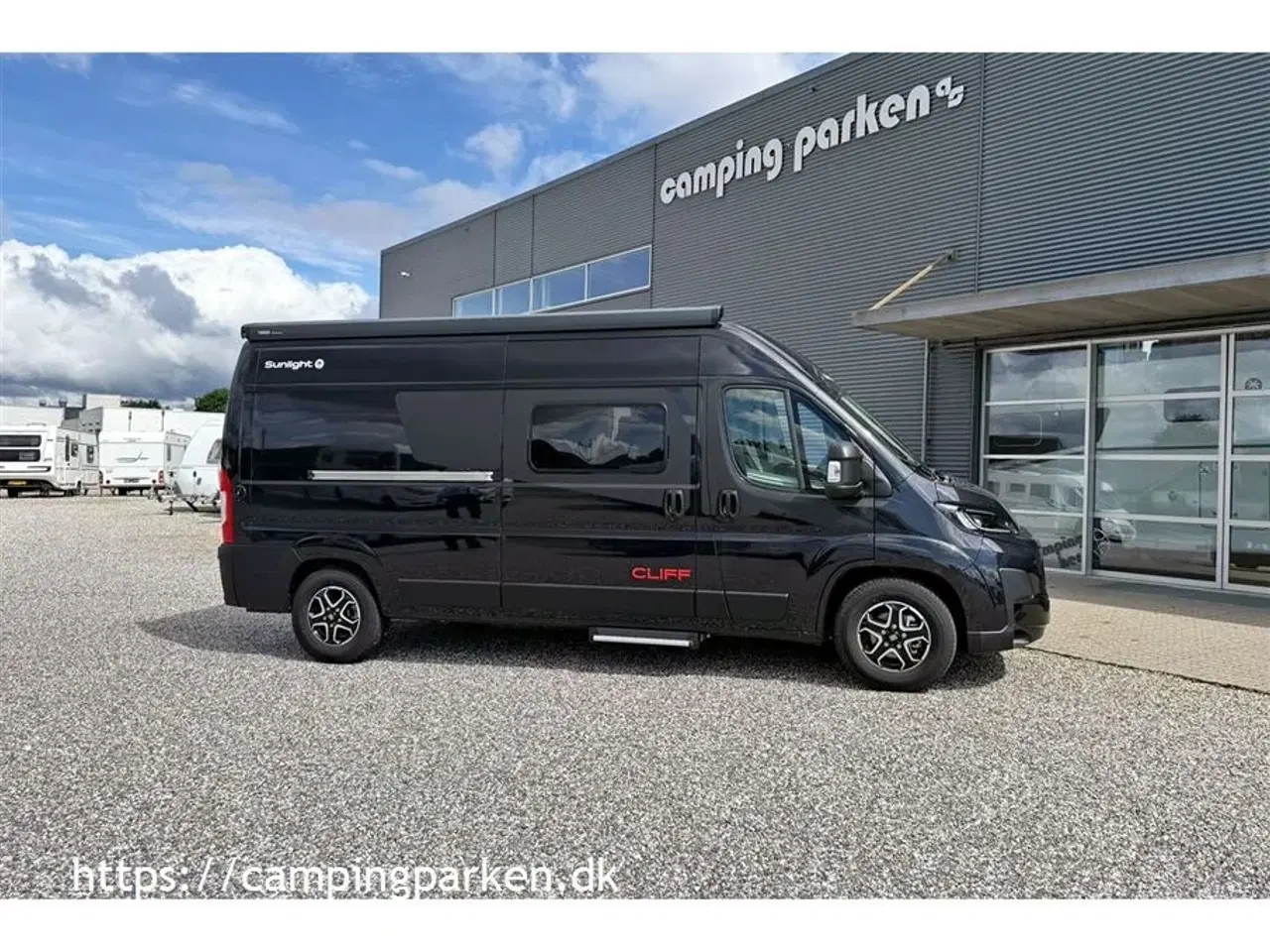 Billede 1 - 2025 - SunLight Cliff   Sunlight campervan i Adventure, under 6 meter, sort metallic, automatgear  og meget udstyr!