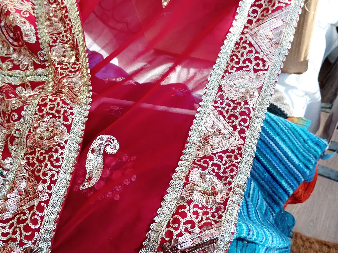 Billede 3 - Fastelavn - indisk brudekjole