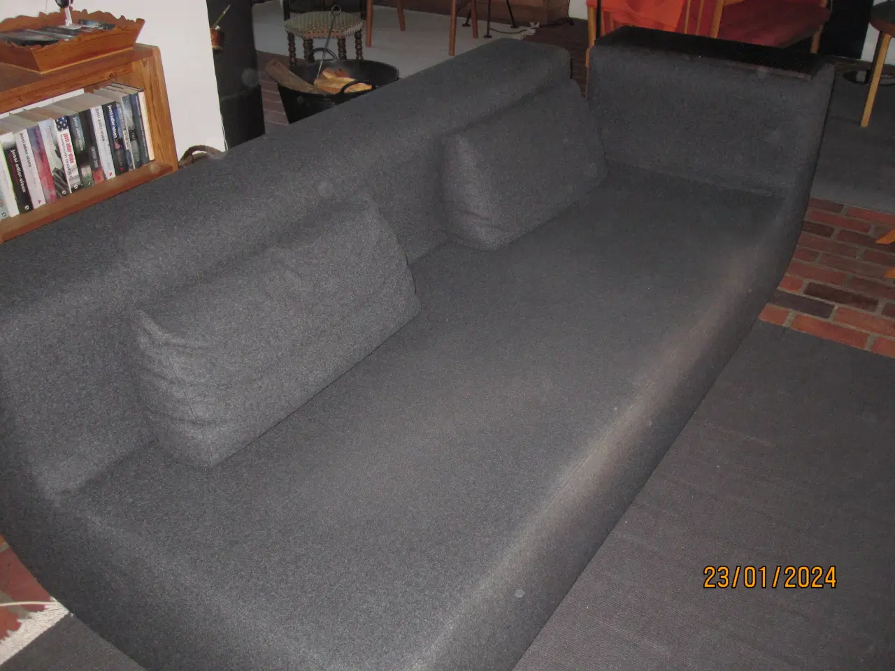 Billede 1 - Koksgrå sofa med kvadratstof