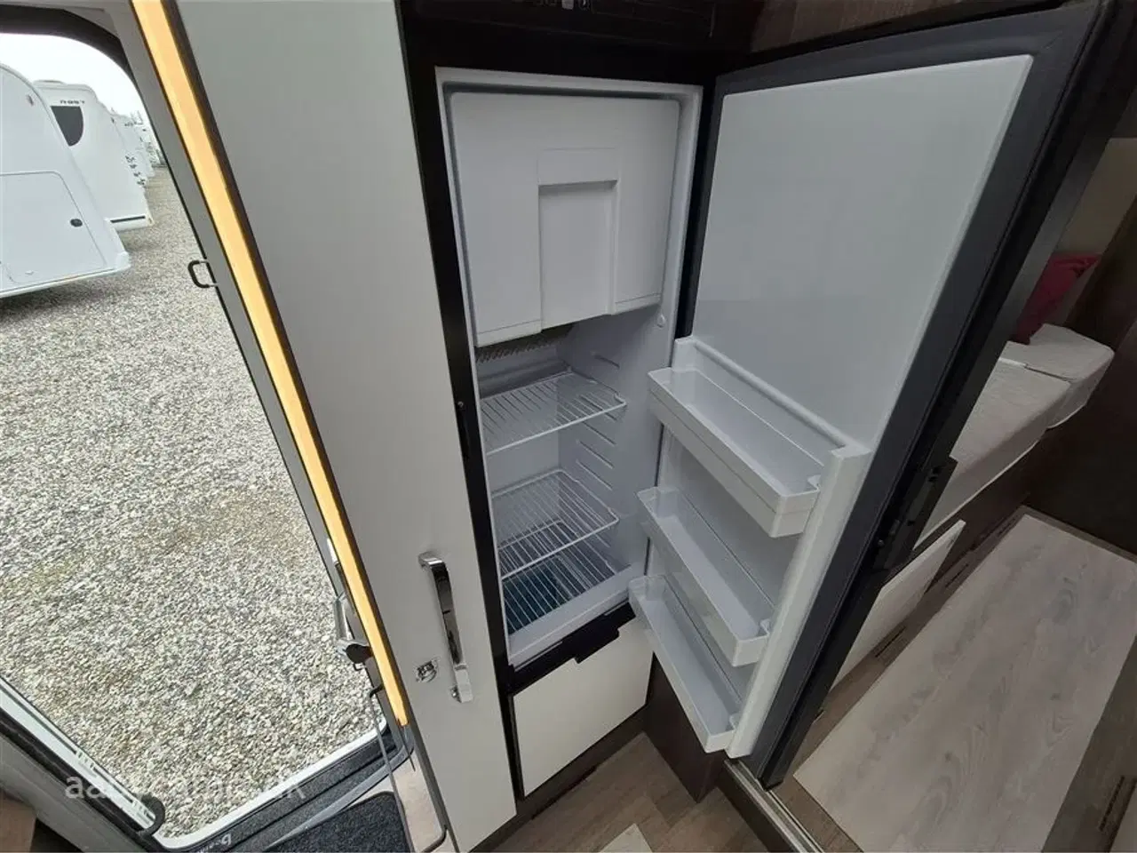 Billede 17 - 2021 - Benimar Amphitryon 957    Solceller. lithium batterier. A/C. hydrauliske støtteben. Webasto Dieselfyr. sænkbart cykelstativ. Luftundervogn på bagaksel.