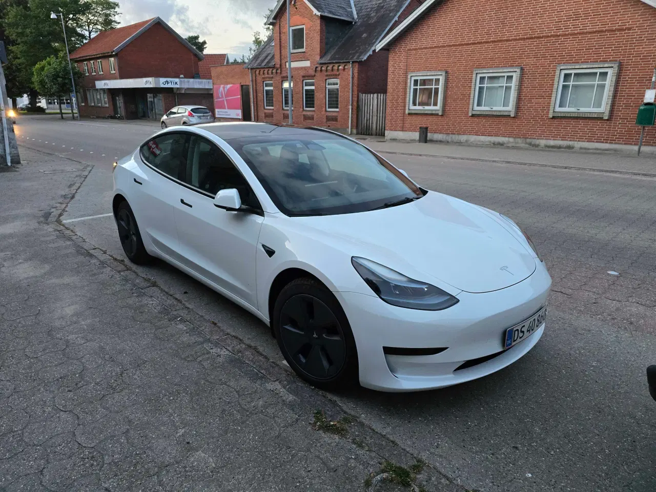 Billede 1 - Tesla 3 med træk og få km.