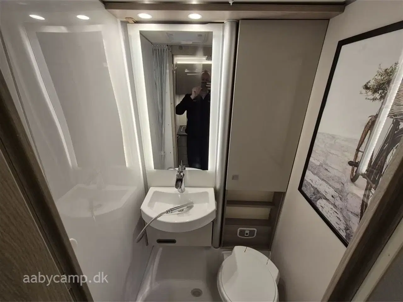 Billede 16 - 2023 - Bürstner Lineo T690 G   Automatgear. solcelle. 2x batterier. inverter. maxfann. Fyldegas. kompressor køleskab. Avara alarm system. anhængertræk. elektrisk indgangstrin.