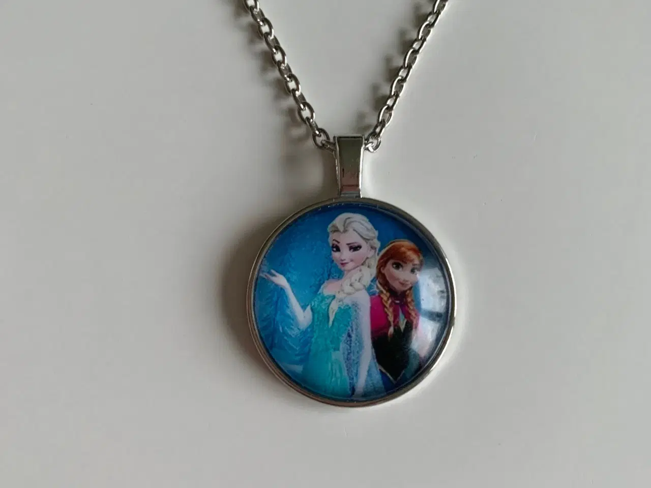 Billede 6 - Frost halskæde med Elsa og Anna fra Frost