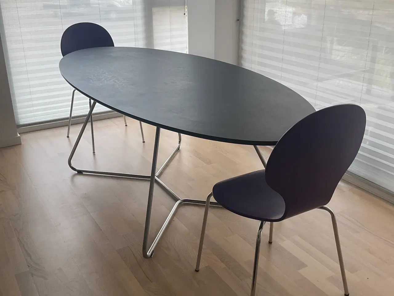 Billede 2 - Peter Boy Design ovalt spisebord i sort laminat me