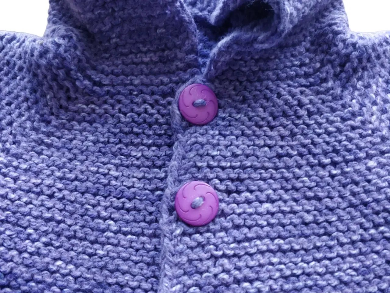 Billede 3 - håndlavede lilla baby cardigan sweater, str. 80