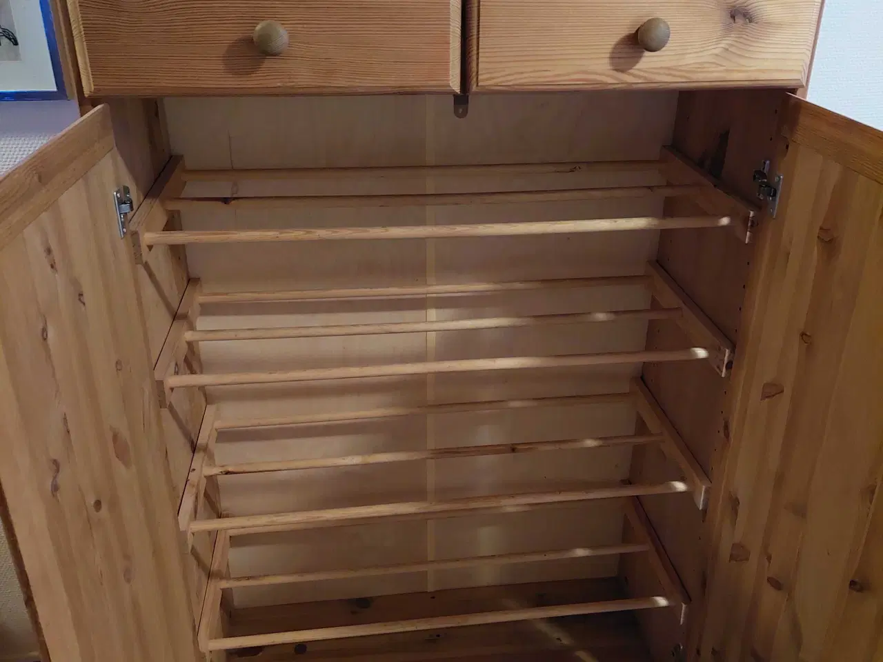 Billede 1 - Skoskab i fyrretræ.