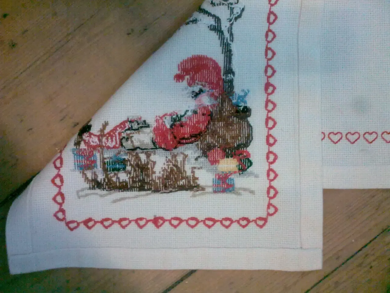 Billede 3 - Julemanden sover lidt endnu... Juledug broderi