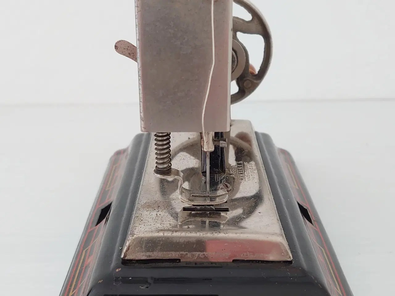 Billede 4 - Miniature symaskine i blik .Model Casige. Ca. 1945