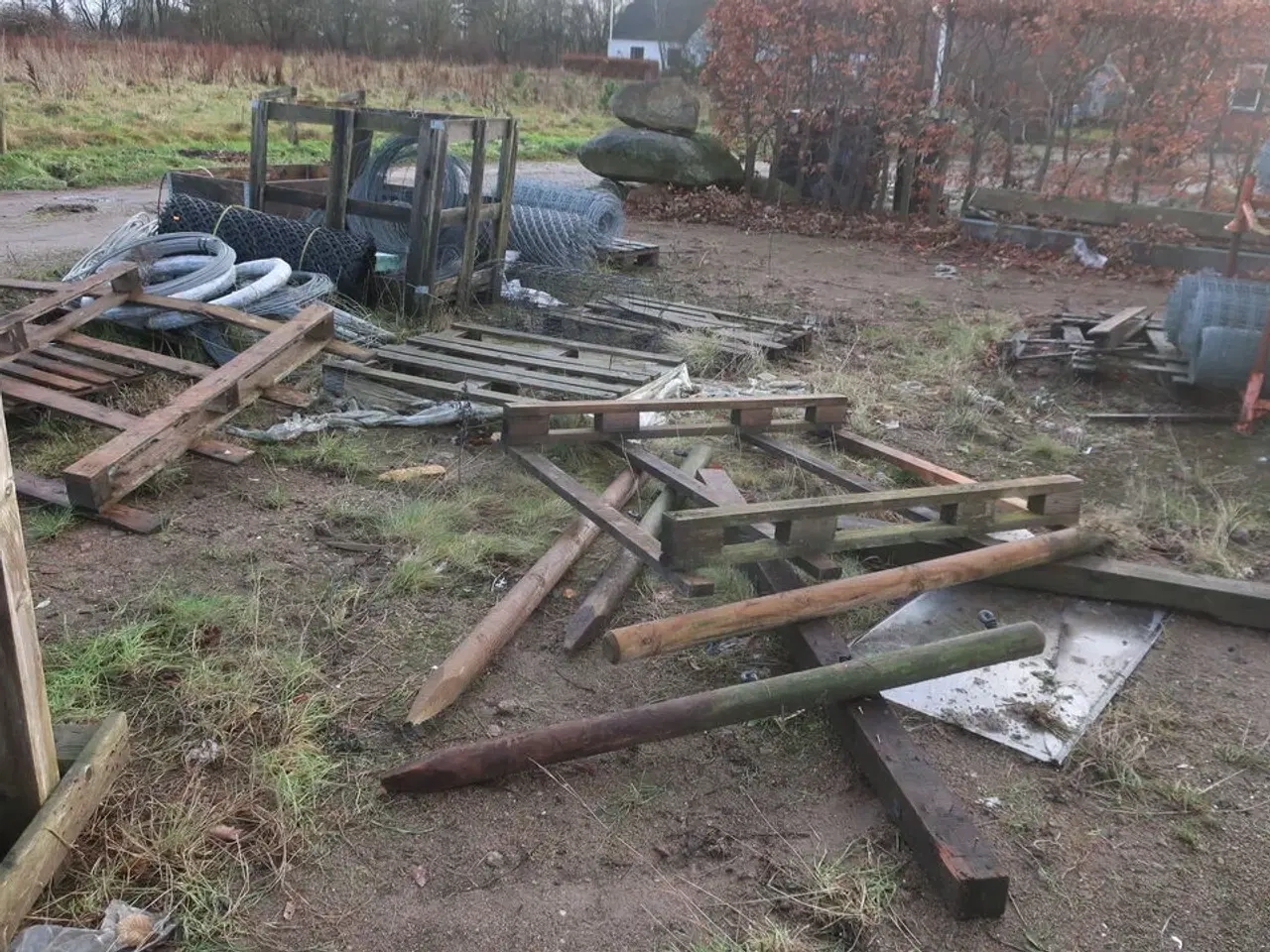 Billede 14 - Bareller, paller med indhold, hegnsstolper m.m.