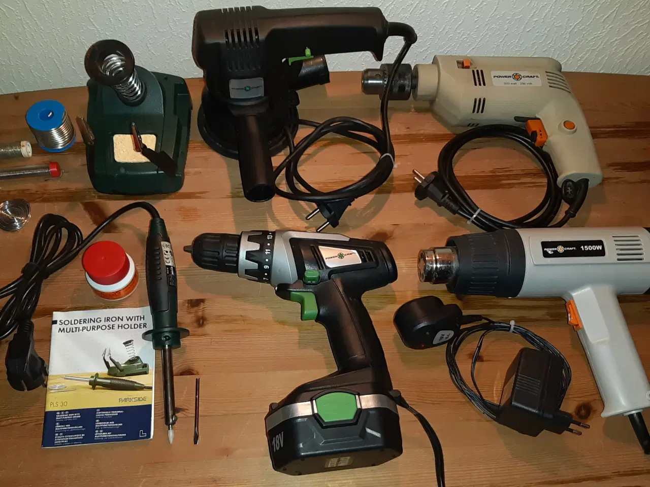 Billede 1 - Værktøj og værktøjskasse m hjul, brugt få gange.