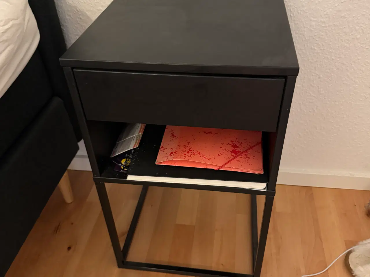 Billede 1 - IKEA VIKHAMMER sengebord – sort, kun brugt let