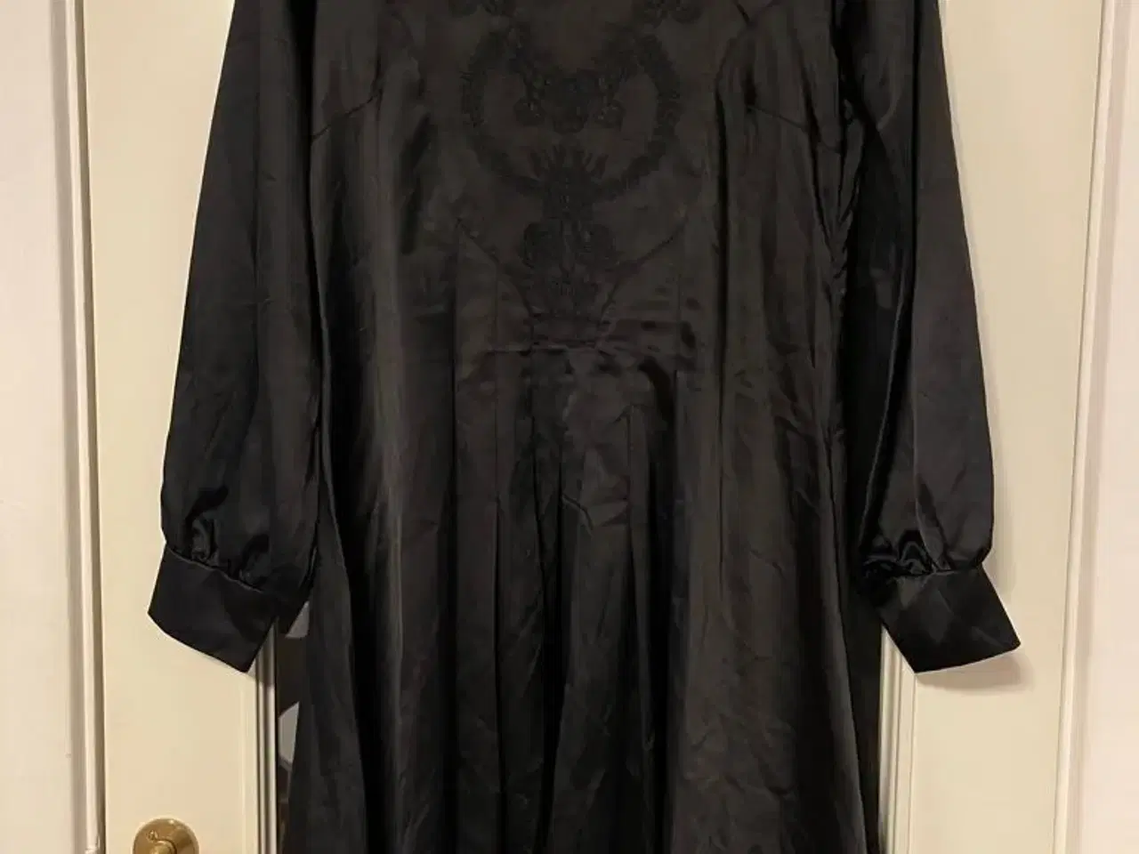 Billede 1 - Ny flot sort kjole i flere størrelser 