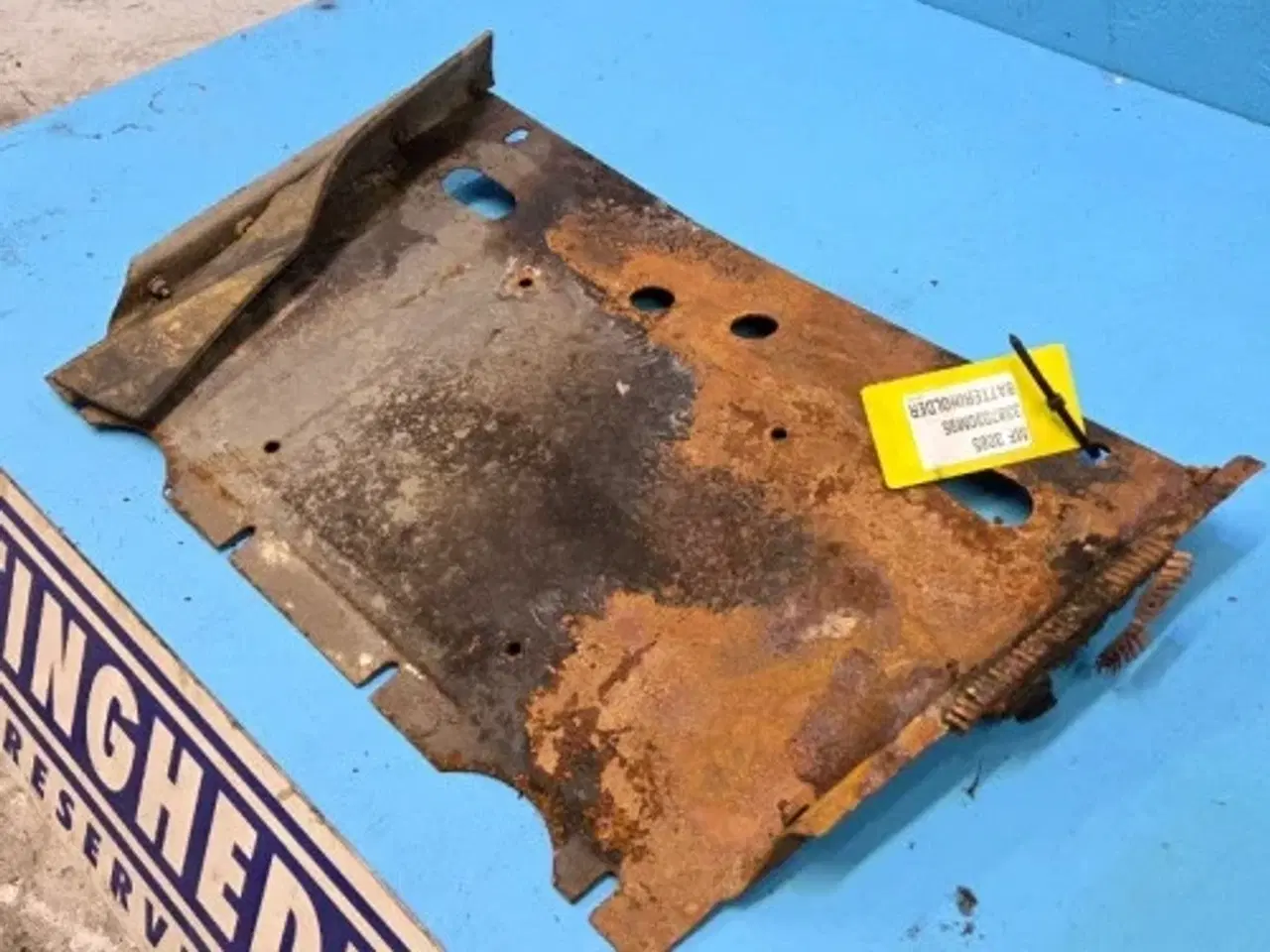 Billede 6 - Massey Ferguson 3085 Batteriholder 3387030M95