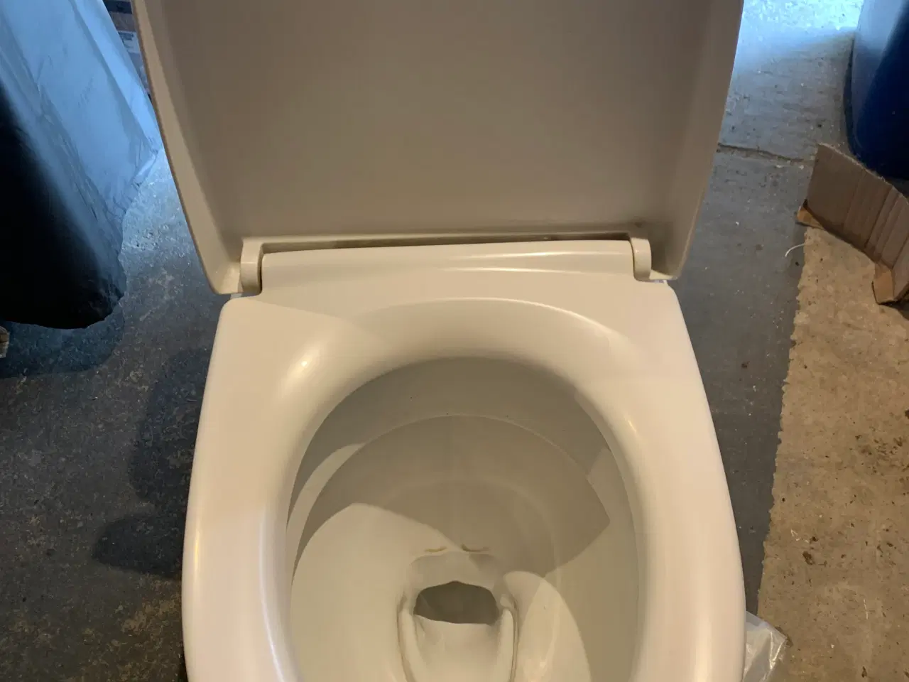 Billede 3 - Hvidt toilet incl. toiletbræt