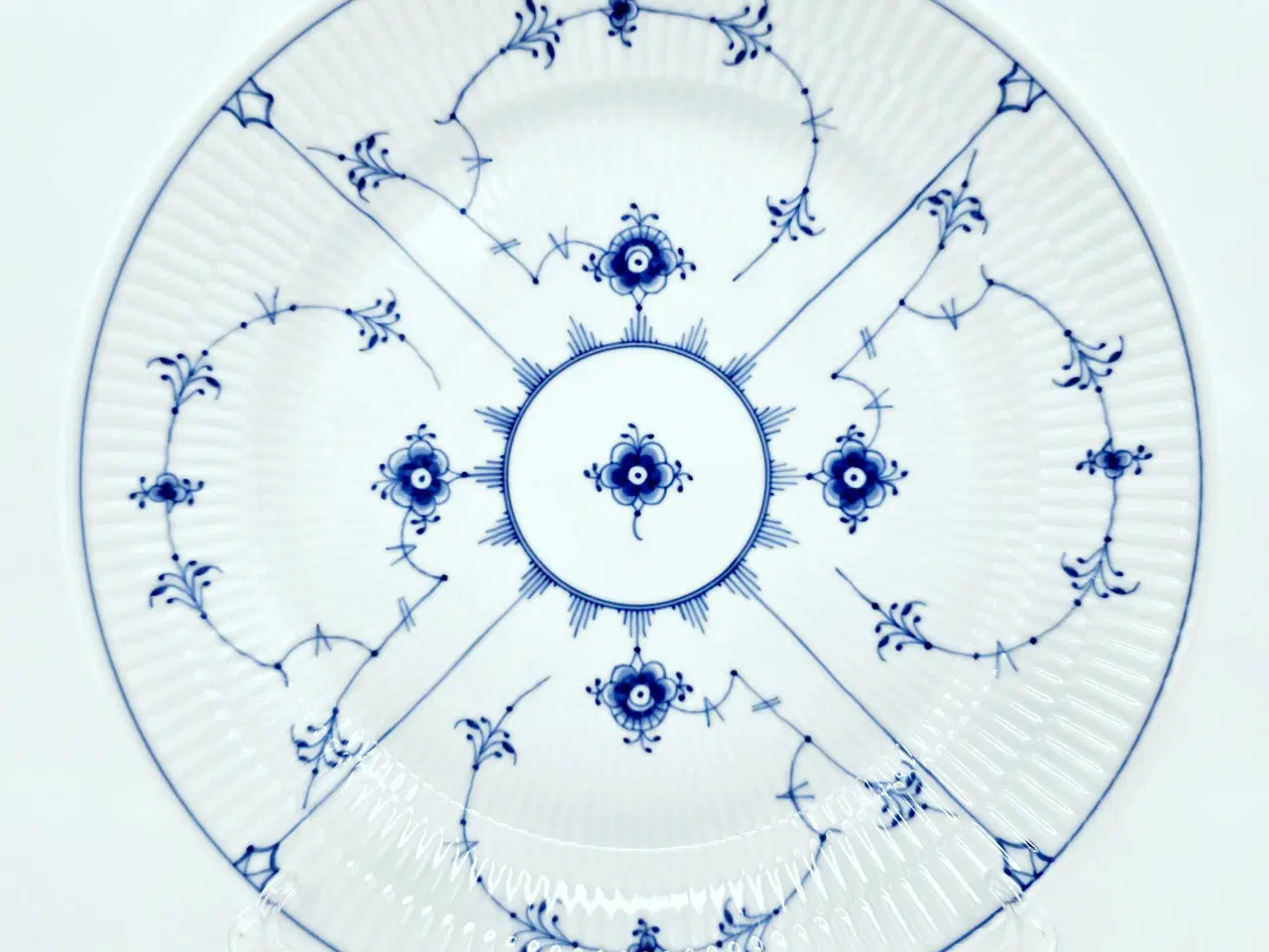 Billede 7 - Musselmalet Riflet Middagstallerken Porcelæn 