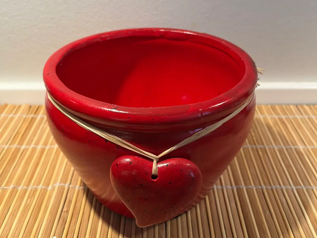 Billede 1 - Rød keramik skål med hjertevedhæng
