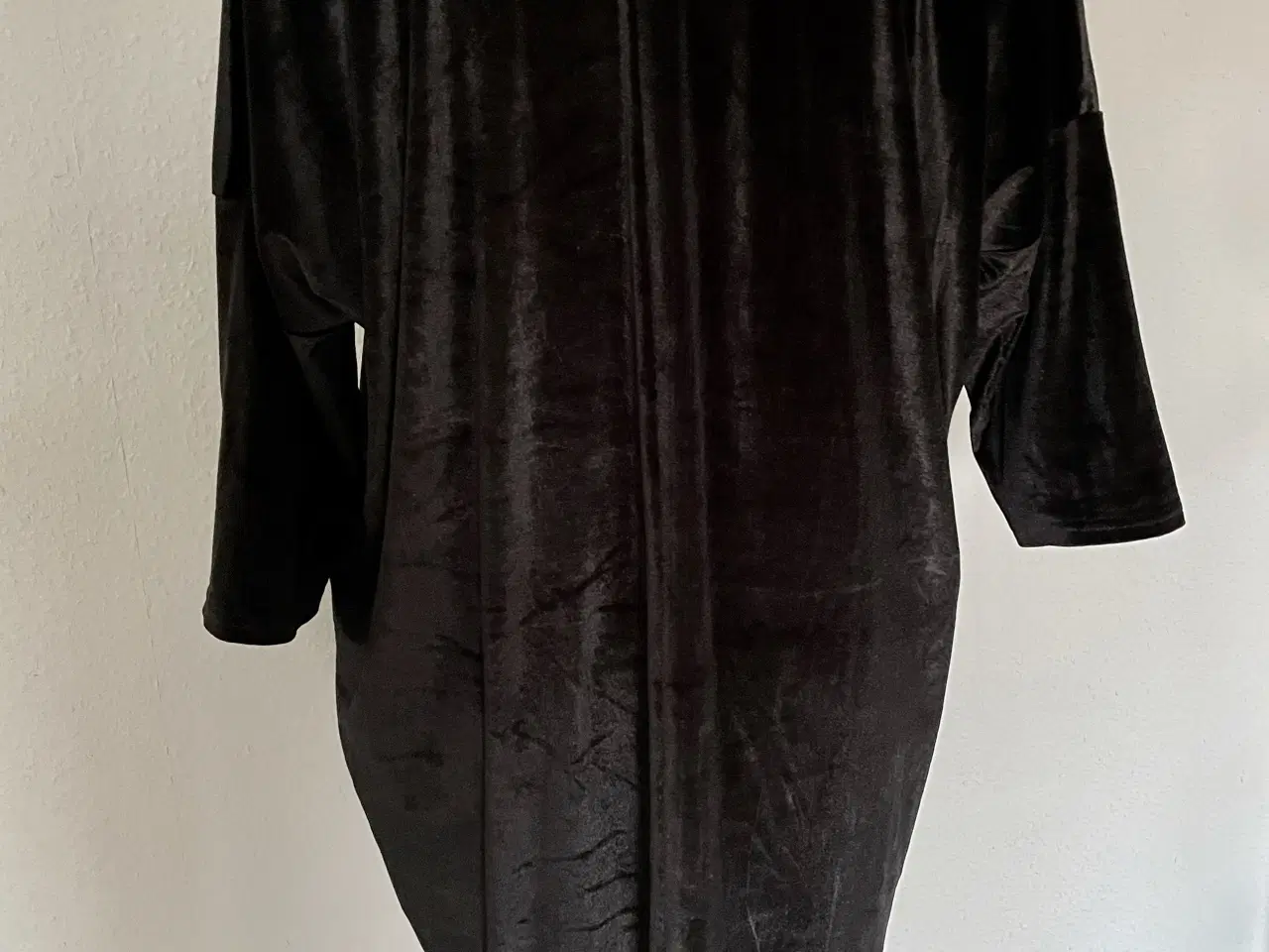 Billede 3 - Sort velour kjole med 3/4 ærme, str. XL
